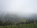 Blick von der Hinterarni Alp Richtung Alpen bei Nebel